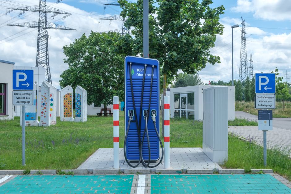 EV charging station pricing algorithm