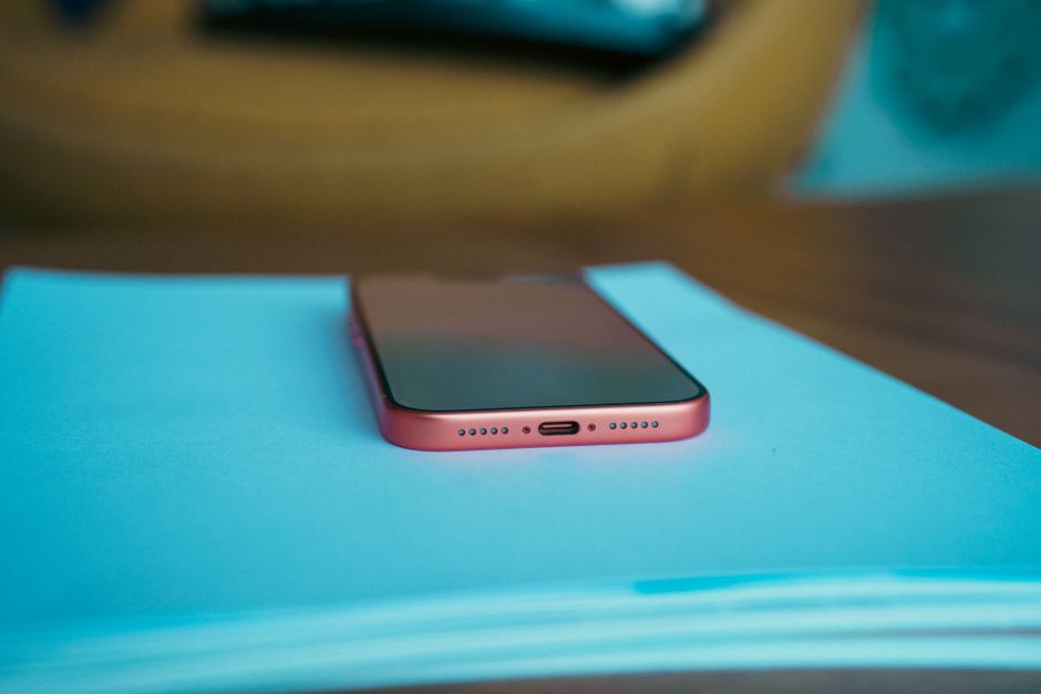 iPhone 18 Pro charging